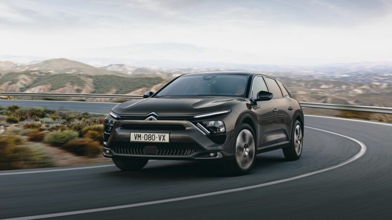 CITROËN C5 X: VARÁZSLATOS KOKTÉL ÖTAJTÓSBÓL, KOMBIBÓL ÉS SUV-BÓL KEVERVE – AHOGYAN A DIZÁJNEREK LÁTJÁK